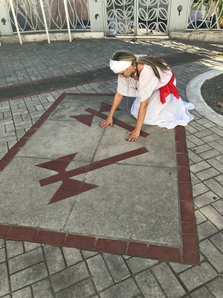 Espírita Thamara no terreiro na Bahia pedindo saúde espiritual.